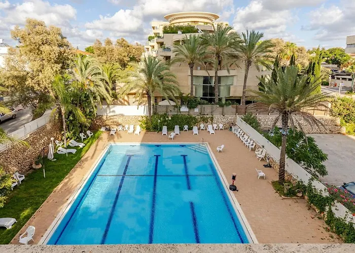 Herzliya Pituach Apartment With Pool, By The Beach
