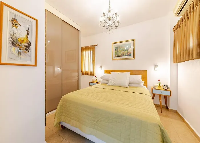 Herzliya Pituach Apartment With Pool, By The Beach